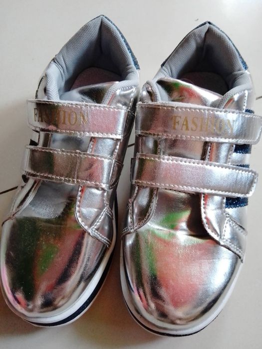 Дитячі кросівки.