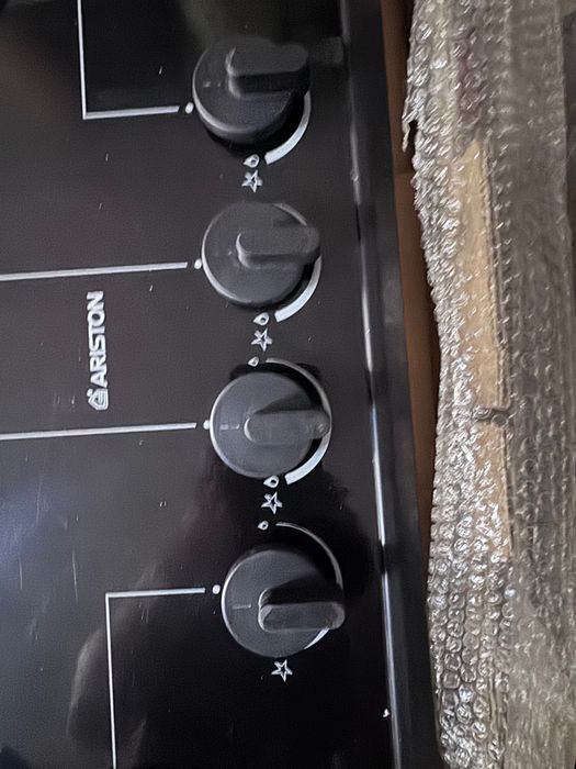 Placa a Gás Ariston (4 Bicos) – Vidro Estreito Preto (Como Nova / Excelente Estado)