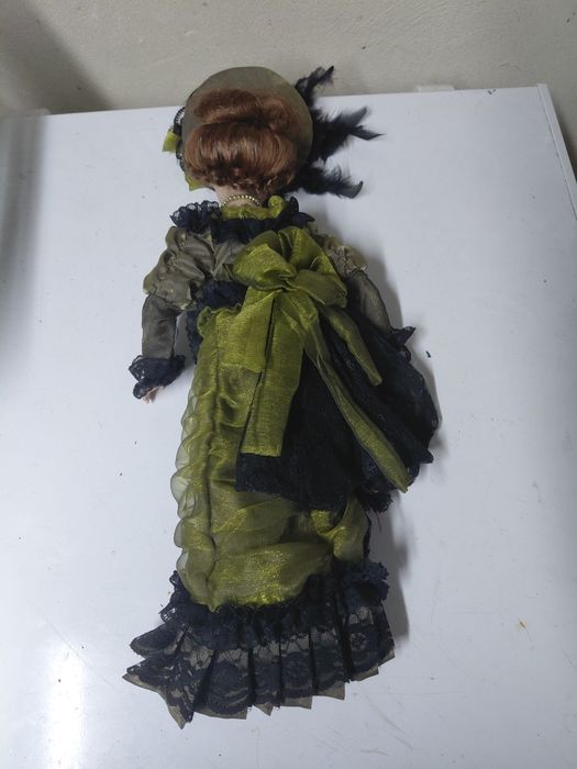 Vendo Boneca antiga de porcelana em bom estado geral