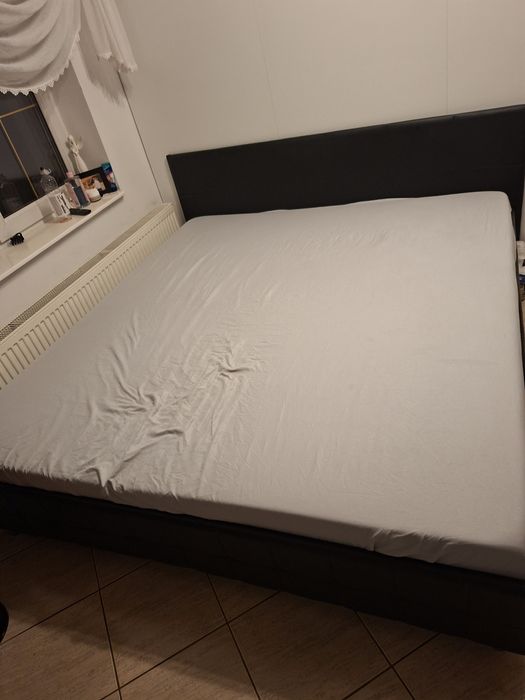 Łóżko sypialniane 180×200 z materacem