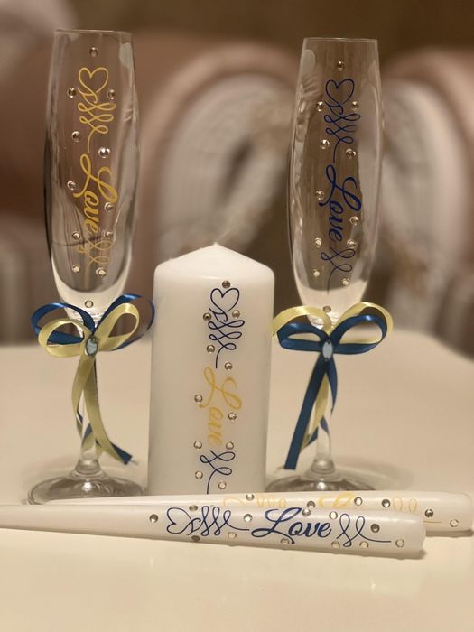 Свадебные бокалы и свечи .