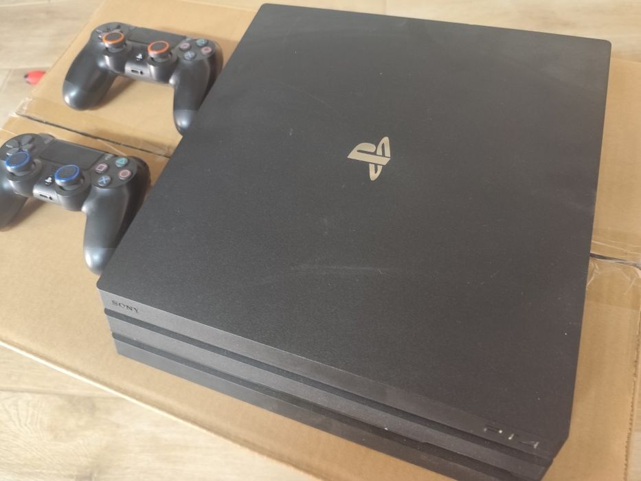 PS4 Pro 1TB + 2 comandos + 4 jogos