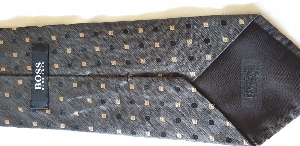 Gravatas HUGO BOSS original a 15€ cada. Classe e distinção!