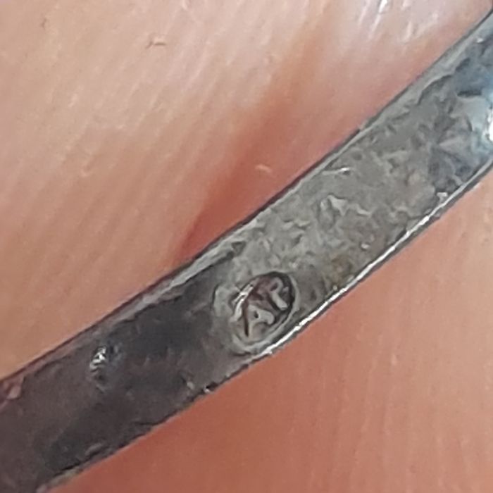 Stary srebrny pierścionek jeżyk