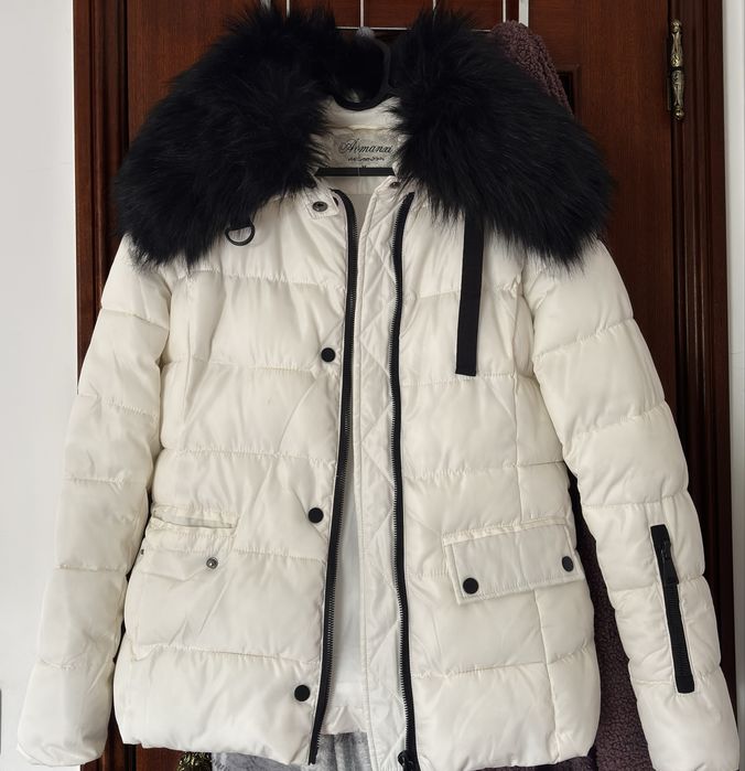 Casaco acolchoado com gola de pelo