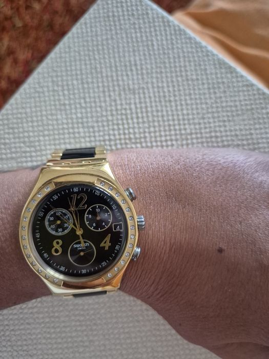 Relógio Swatch dourado e preto