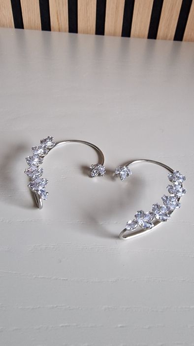 Brincos Prateados Elegantes com Pedras Brilhantes