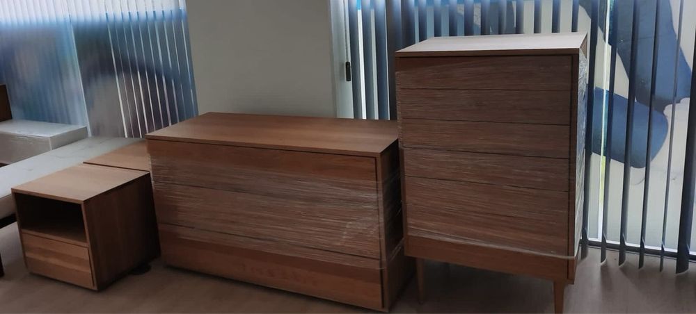 Conjunto 4 moveis: 2 mesinhas cabeceira, cómoda, camiseiro, banqueta
