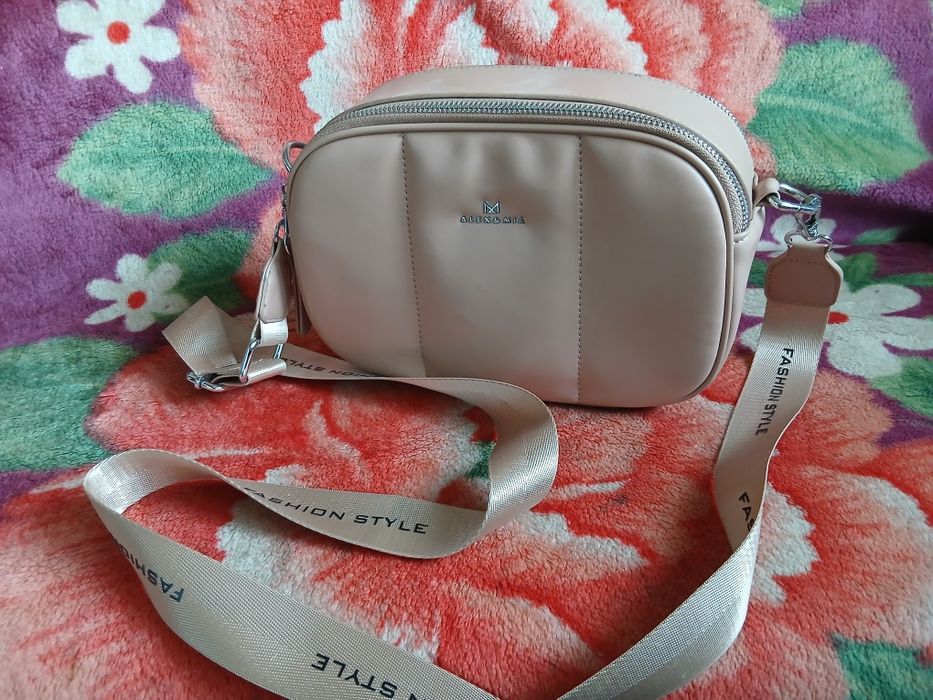 Продам сумочку бежевого кольору.