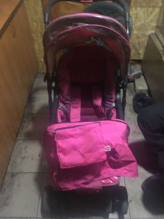 Детская коляска розового цвета