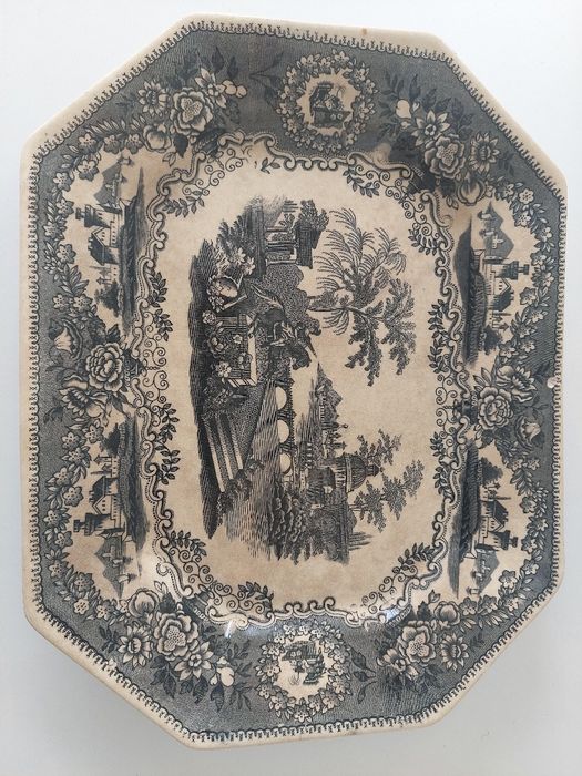 Travessa antiga da Fábrica de loiças de Sacavém.