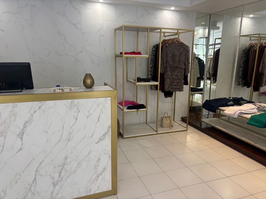 Mobiliario de loja  de roupas( balcao, mesa, moveis, charriots, baroes