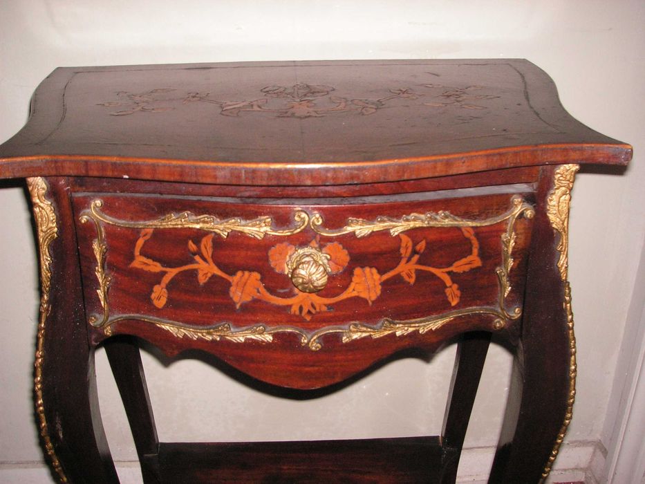 Mesa Antiga Estilo Luis XV com ferragens em bronze