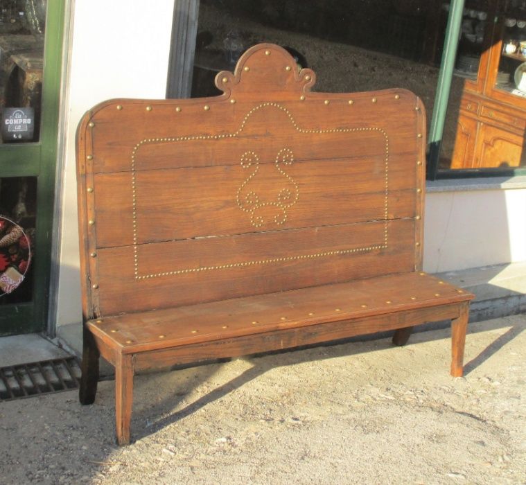 Antigo banco rústico