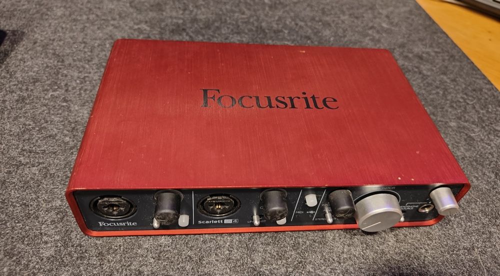 Mesa Behringer Xenyx X2442USB + Focusrite Scarlett 2i4 (com caixas)