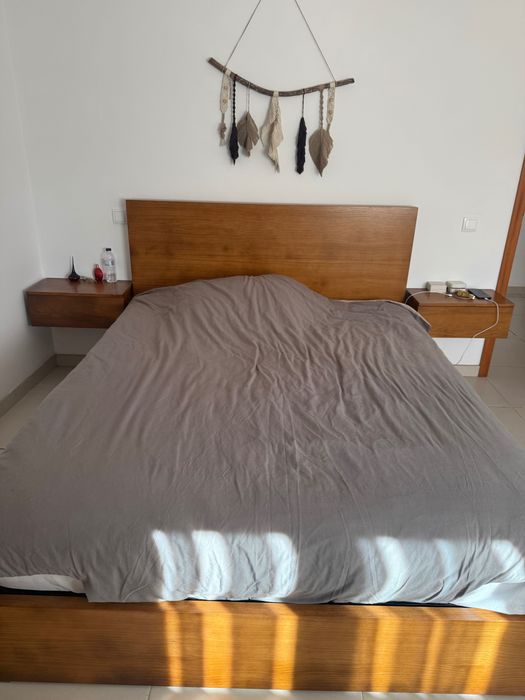Cama com estrado elevatório + 2 mesinhas de cabeceira