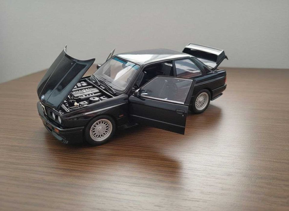Колекційна іграшкова металева модель BMW M3 E30 1:24 з підставкою