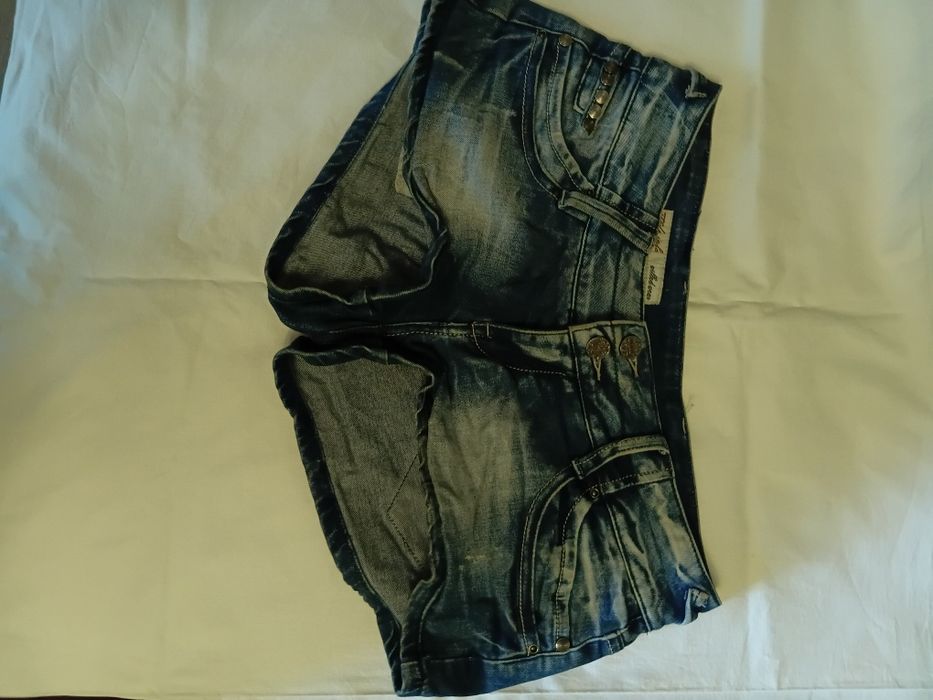 Стильні джинсові шорти в стилі 2000-х (Y2K)