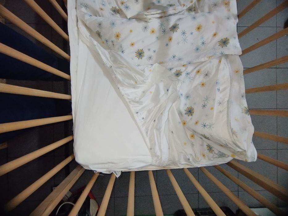 Berço SNIGLAR IKEA c/colchão, protetor de colchão, lençóis e protetor