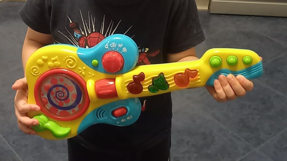 Brinquedo guitarra para criança