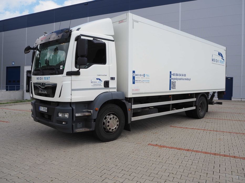 Wynajem samochód ciężarowy Mercedes Man winda firana kontener solówka