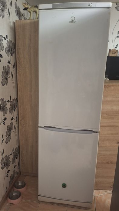 Продам холодильник indesit