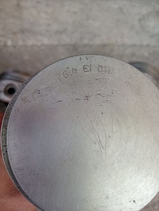 Продам Комплект поршнів