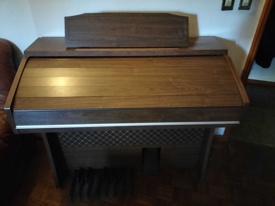 Órgão raro da marca JVC em ótimo estado.