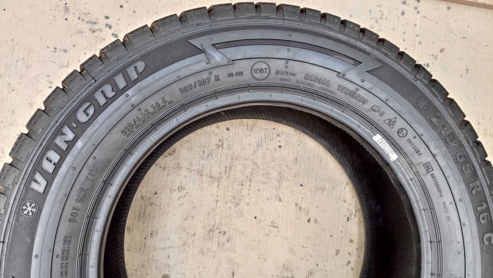 шини 215/65R16C Semperit. 10мм. Bridgestone резина зимова