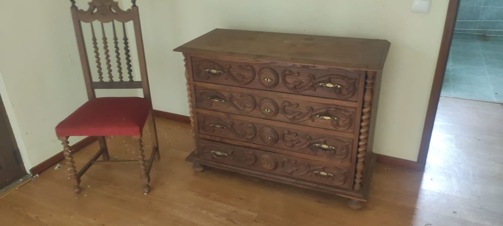 Cómoda antiga madeira trabalhada