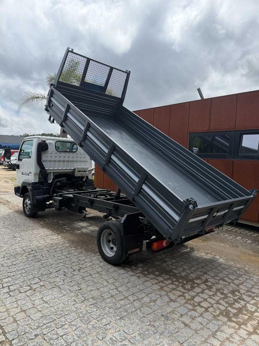 Carrinha nissan cabstar tribasculante
