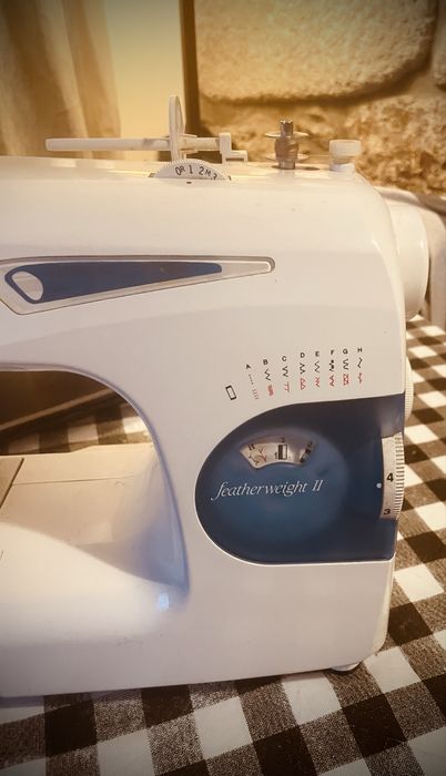 Máquina de costura SINGER FEATHER WEIGHT II