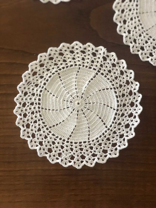Conjunto de 4 Naperons Redondos em Renda de Crochet – Feitos à Mão