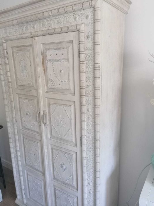 Móvel de sala de estar antigo, com detalhes decorativos.