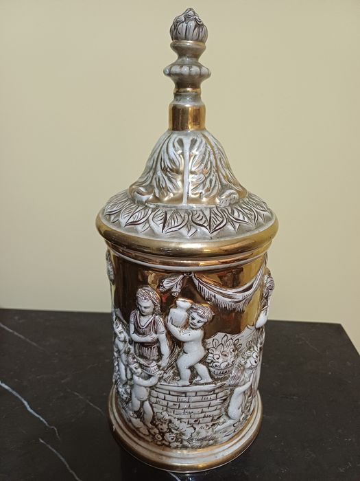 Peça decoração Capodimonte,  imagens em relevo,muito dourado. Capod