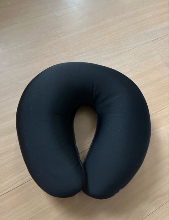 Czarna poduszka pod kark