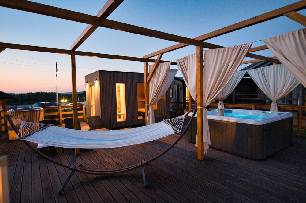 Domek dla dwojga na romantyczne Walentynki - róże, JACUZZI, szampan