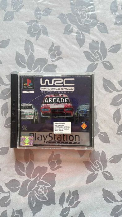 WRC Arcade FIA World Rally Championship PS1 PAL Platinum – Completo com Manual (SCES-03907)