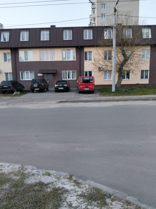 Оренда гостинки без мебели под салон