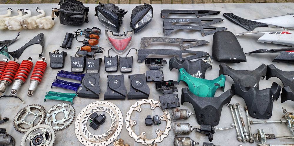 Honda CBR 125 rozrusznik uchwyt lampa kierunkowskaz łącznik plastik