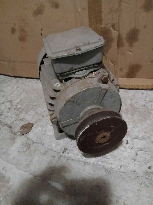 Silnik TAMEL SF100L 6K - 1,5kW 930obr/min 380V z kołem pasowym 16mm