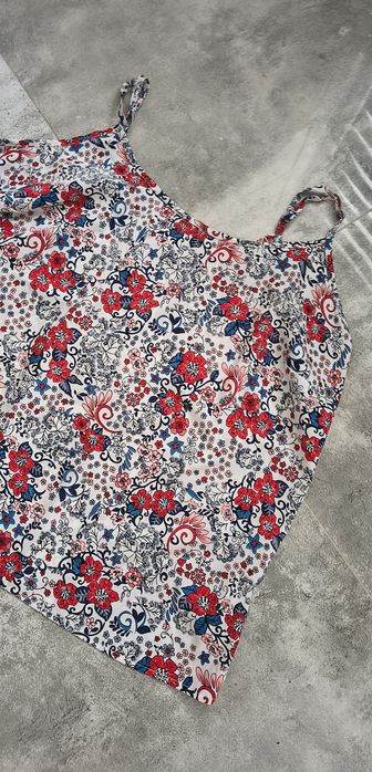 Bluzka plus size na ramiączka w kwiatowym 50