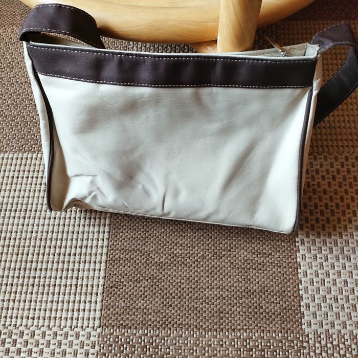 Torebka beżowa z nieprzemakalnego materiału