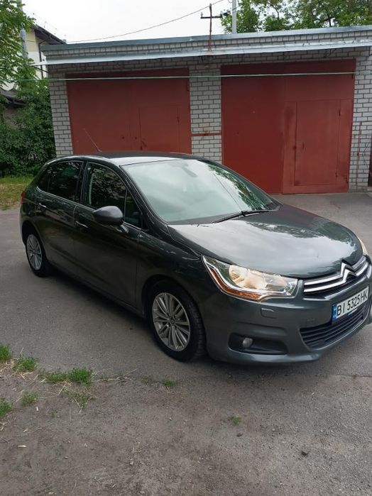 Гарний автомобіль у доглянутому стані!