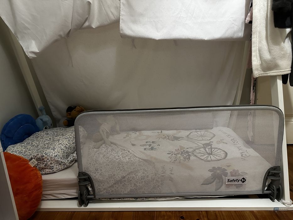 Cama tipi 140x70 com colchão, proteção e roupa de cama incluidos.