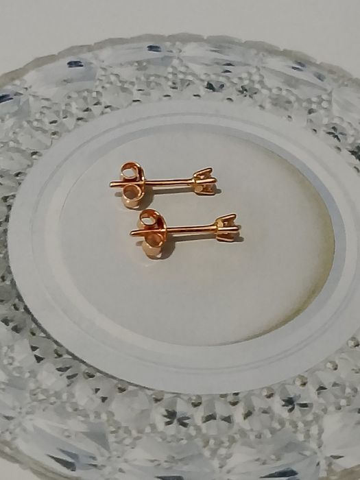 Золотые серьги- гвоздики 585 пробы.