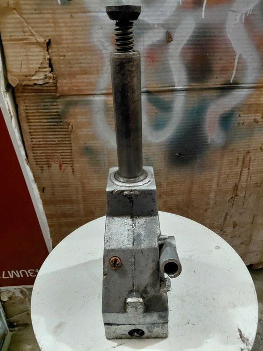 Lewarek podnosnik hydrauliczny