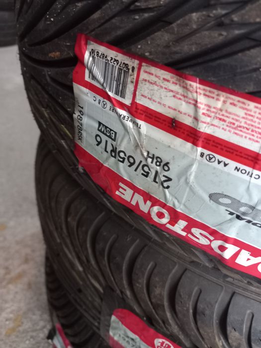 2 pneus Novos 215/65R16