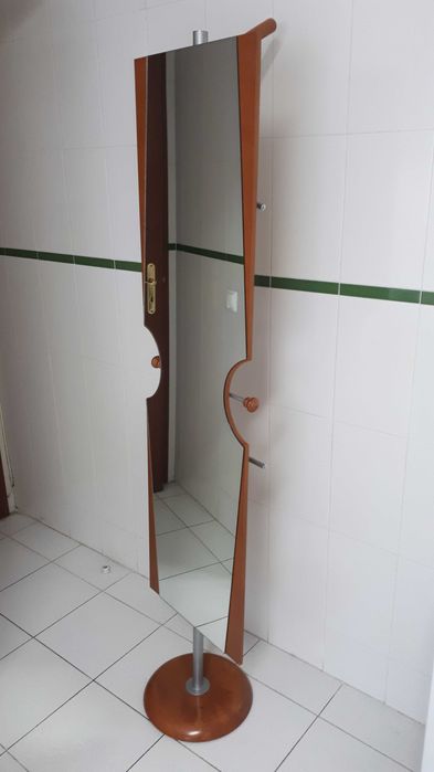 Espelho de pé com cabides