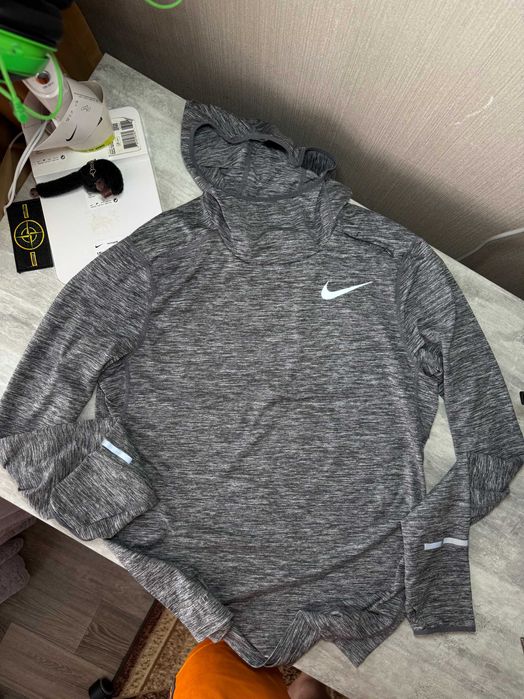 Спортивна кофта худі лонгслів nike running dri-fit з капюшоном сіра s-m
